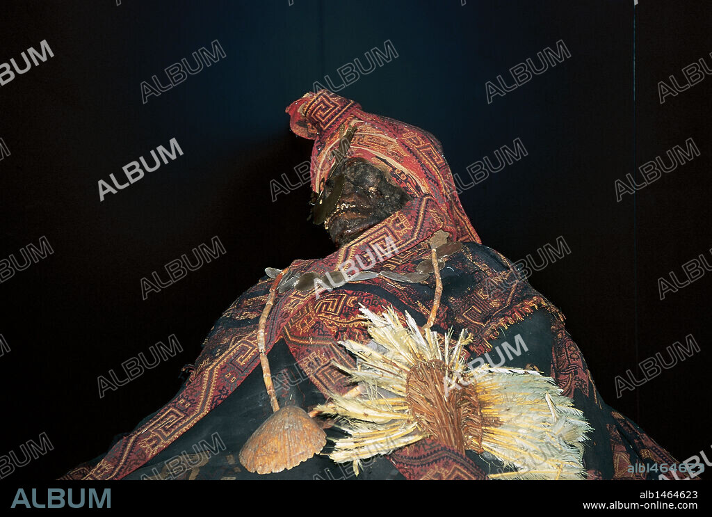 ARTE PRECOLOMBINO. PERU. MOMIA DE PARACAS. Detalle. Museo de América. Madrid. España.