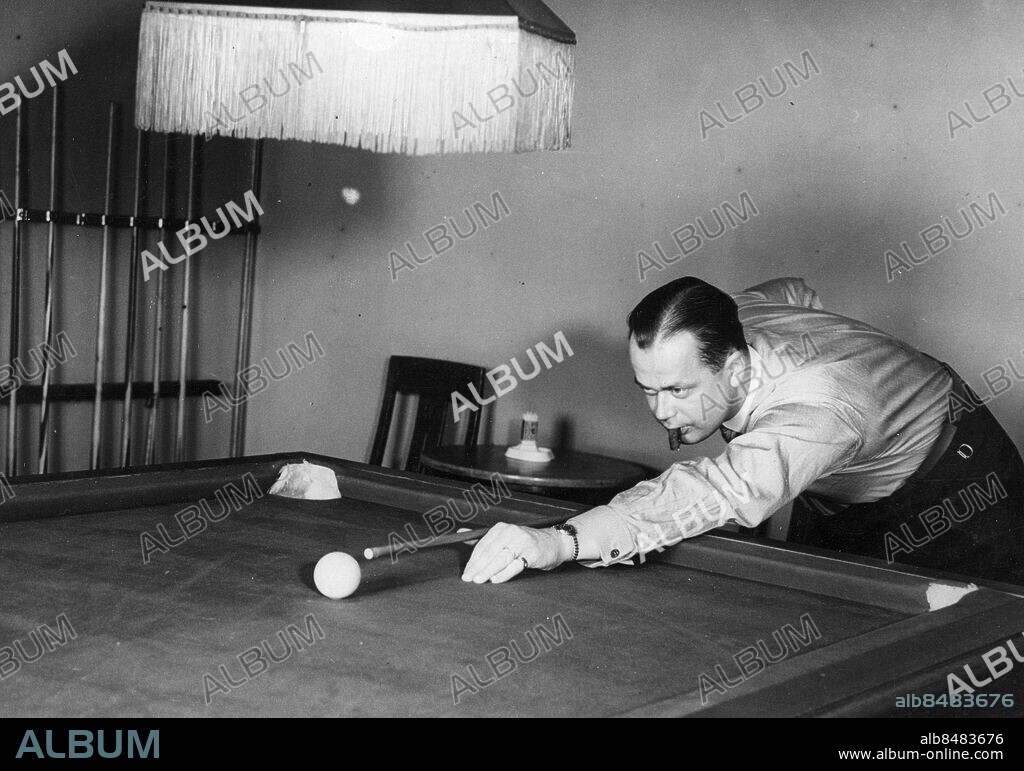 ARKIV 1938 . Bonnierarkivet. Rudolf Putte Kock spelade fotboll, bandy och ishockey för AIK 1915-1928. Han var med i landslaget i fotboll som tog brons i OS 1924. 1923 spelade han i laget som tog silver i ishockey-EM. Som lagledare för landslaget i fotboll vann han ett OS-guld (1948) och ett OS-brons (1952). Han ledde också laget som tog brons i VM 1950. 1939 och 1952 blev han europamästare i bridge. Foto: Pressens Bild / TT / Kod 194.