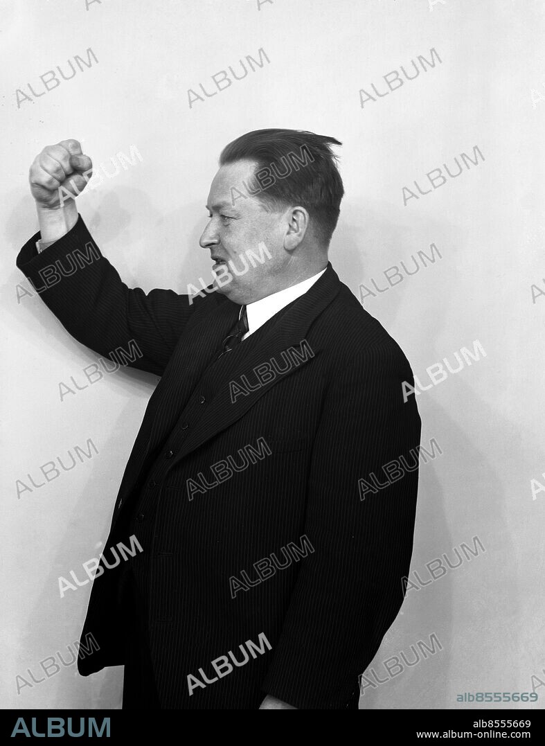 ARKIV 1928 . Rickard Lindström, tidningsman och politiker. Lindström började arbeta som brädgårdsarbetare och engagerade sig då fackligt och politiskt. 1918 blev han platsredaktör för Dala-Demokraten i Mora. Där började hans yrkesbana som journalist. Han var bla chefredaktör för Ny Tid och Social-Demokraten. Den poltiska verksamheten fortsatte han med i den centrala ledningen för Socialdemokraterna och som riksdagsman i första kammaren.. Rickard Lindström, Swedish journalist and politician.. Foto: TT / Kod 1900.