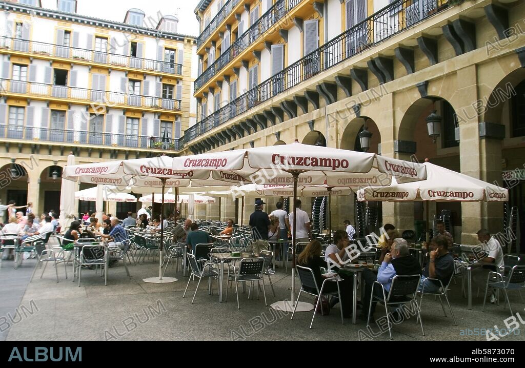 Donostia / San Sebastian;  Casco Viejo / Plaza de la Constitucion; terrazas de bares.