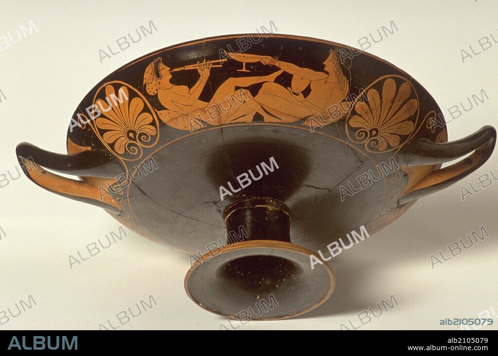 KYLIX: CON ESCENA DE HETERAS. GRIEGO CERAMICA. (DEPOSITO: MUSEO ARQUEOLOGICO NACIONAL).