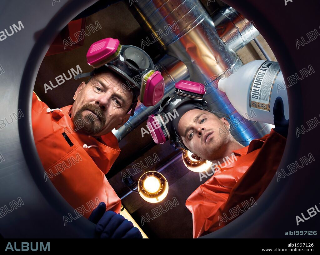 AARON PAUL et BRYAN CRANSTON dans BREAKING BAD, 2008, réalisé par VINCE GILLIGAN. Copyright SONY PICTURES TELEVISION/ACME SHARK/MGM TELEVISION/PEGASUS.