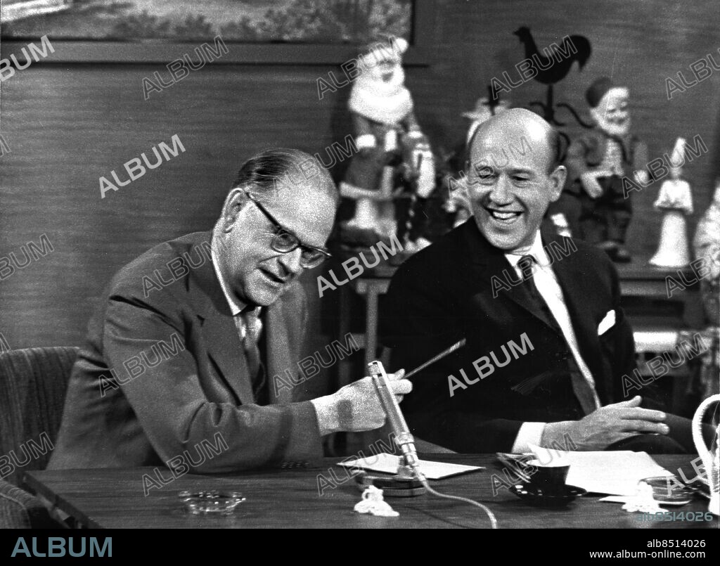 ARKIV 1962-12-19. Statsminister Tage Erlander, Socialdemokraterna, drar ett skämt för programledaren Lennart Hyland under direktsändningen av SVT:s underhållningsprogram "Hylands hörna" 19:e december 1962, i Stockholm.. Foto: Reportatge Bild / SCANPIX / Kod: 313.