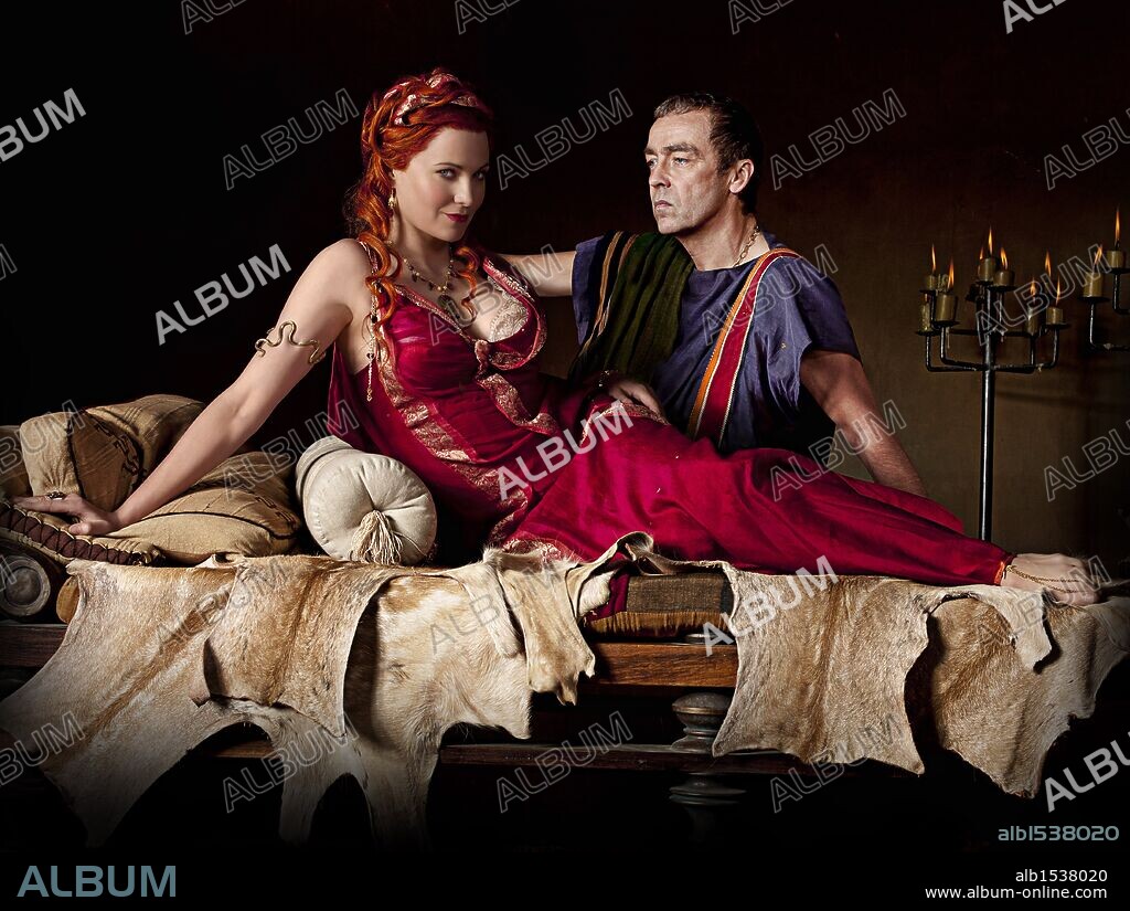 JOHN HANNAH y LUCY LAWLESS en SPARTACUS: SANGRE Y ARENA, 2010 (SPARTACUS: BLOOD AND SAND). Copyright STARZ MEDIA.