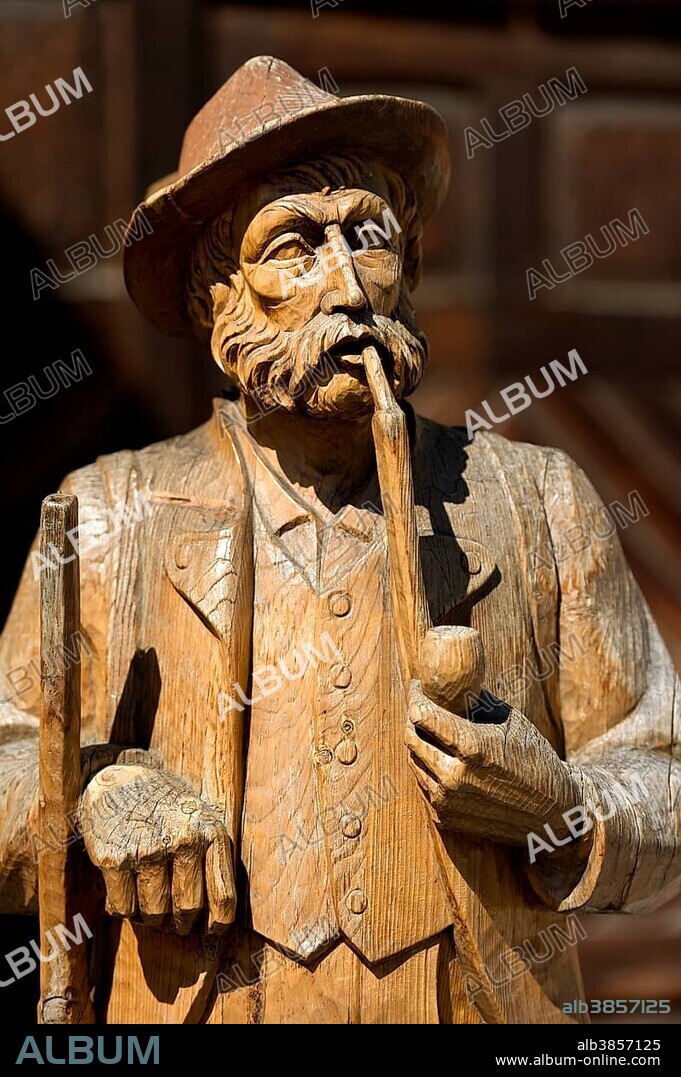 Carved wooden figure, man with pipe, Mittenwald, Werdenfelser Land, Upper Bavaria, Bavaria, Germany, Europe.