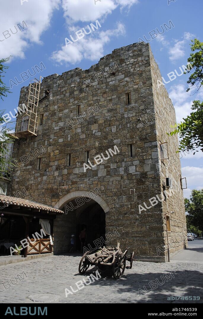 UCRANIA. REPUBLICA AUTONOMA DE CRIMEA. YEVPATORIYA. Odun-bazar Kapusy (Puerta de madera de mercado) que solía ser la puerta principal de la fortaleza medieval de Gezlev. Esta puerta fue construida en el final del siglo 15 y se mantuvo en su lugar por más de 400 años, sobreviviendo a los asedios de Zaporizhzhya cosacos y las guerras entre Rusia y Turquía.