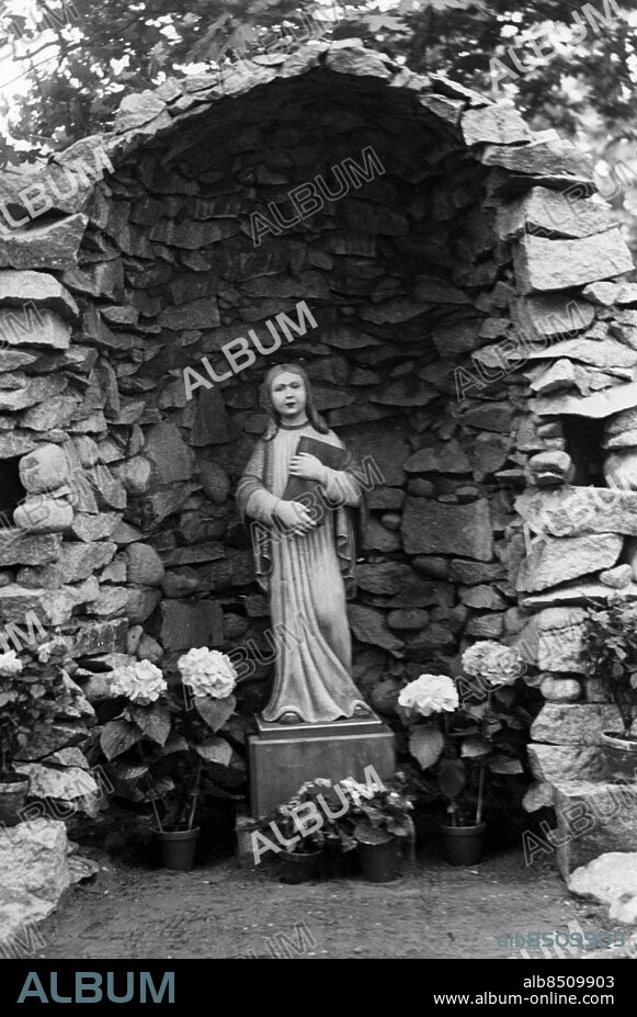 FINSTA 1934.. Orig. bildtext... Birgitta bönekrypta renoverad. Under högtidliga former återinvigdes på torsdagen det Birgittaminnesmärke på Finsta säter i Uppland, vilket sedan någon tid varit under renovering. Birgittas bönekrypta, en grotta, som blivit fullt bevara till våra dagar, har rekonstruerats med altare och botbänk och utanför ingången har uppställts en minnesbyst, utförd av torparhustrun Lina Eriksson från Hallviken i Jämtlands län. Anm. Den heliga Birgitta (1303-1373), Sveriges enda helgon sites: FINSTA ;SVERIGE ;UPPLAND.