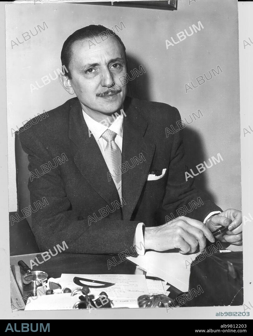 1949. El escritor Antonio BUero Vallejo en primer plano.