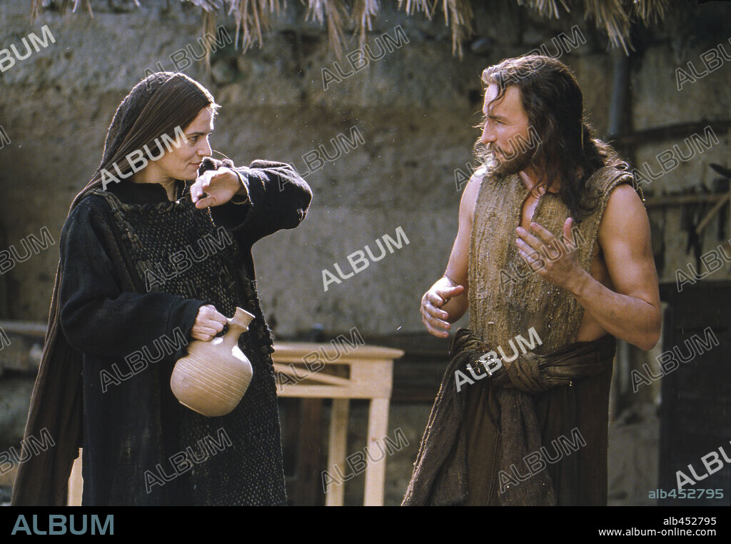 JIM CAVIEZEL and MAIA MORGENSTEN in THE PASSION OF THE CHRIST, 2004, directed by MEL GIBSON. Copyright ICON DISTRIBUTION INC. / ANTONELLO, PHILIPPE.