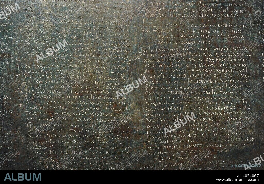 Lex Malacitana. Detalle. Tabla legal que contiene parte de la ley otorgada al Municipium Flavium Malacitano (Málaga). Bronce. Años 81-96. Málaga, Andalucía. Museo Arqueológico Nacional. Madrid. España.