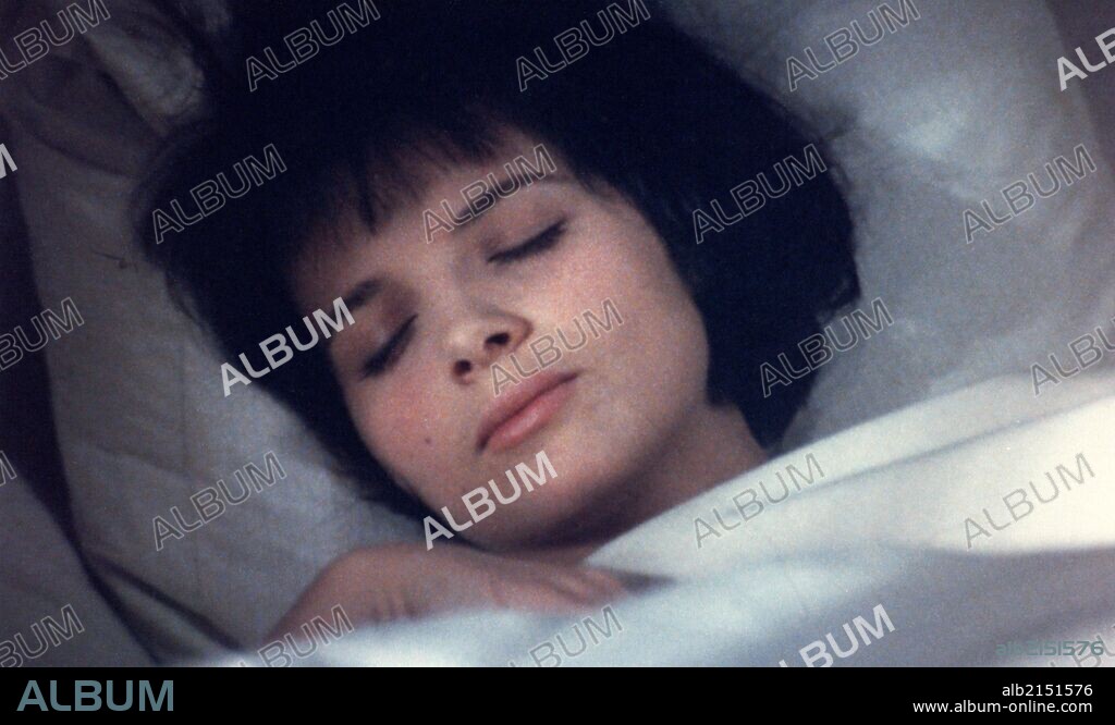 JULIETTE BINOCHE in THE UNBEARABLE LIGHTNESS OF BEING, 1988, directed by PHILIP KAUFMAN. Copyright THE SAUL ZAENTZ COMPANY.