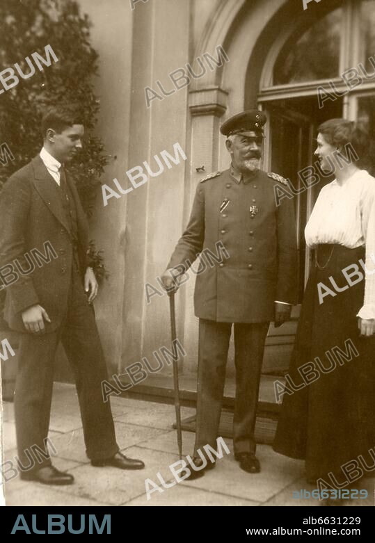 Bethmann Hollweg, Theobald von; Politiker (Reichskanzler 1909-17), Hohenfinow 29.11.1856-ebd. 2.1.1921.-Reichskanzler Theobald von Bethmann Hollweg mit Sohn und Tochter (Gräfin Leck).-Foto, um 1916(?).