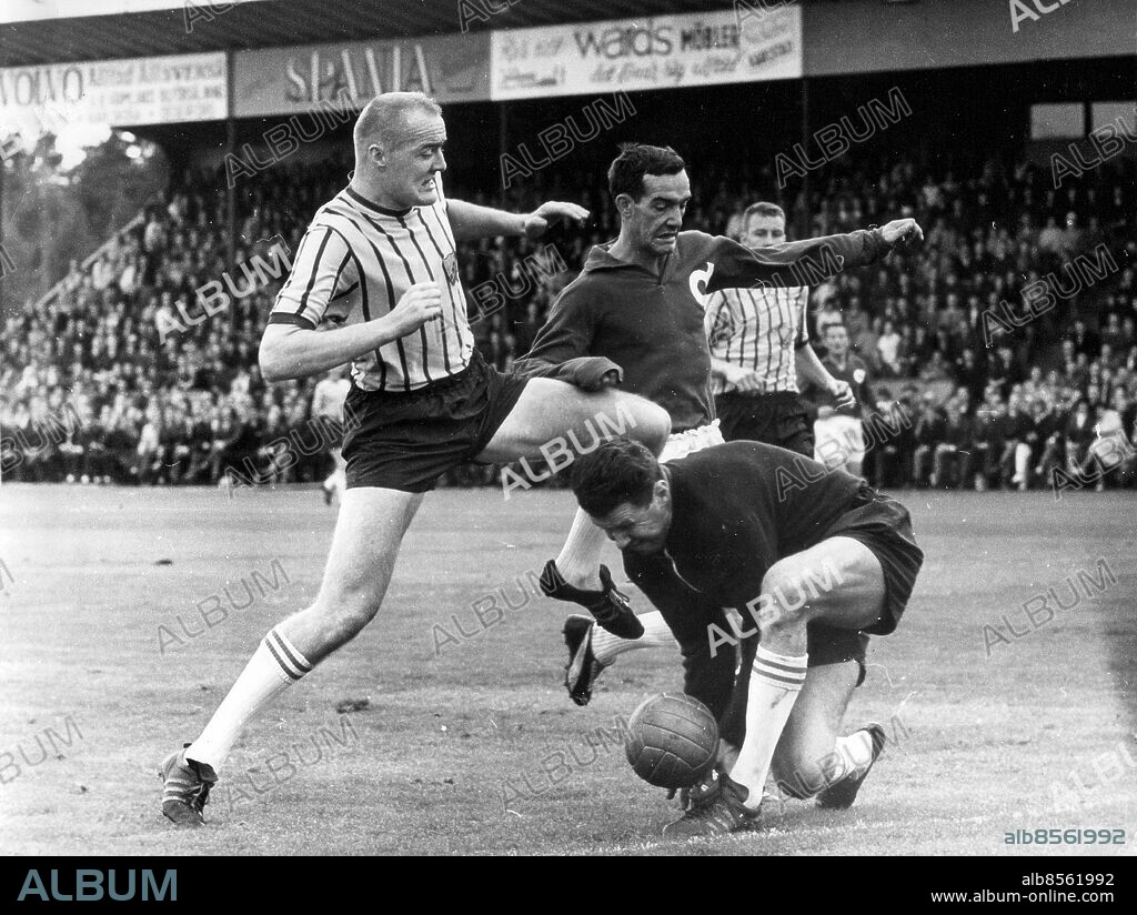 ARKIV 1964. Hans Mild, Djurgården försöker hindra Tord Grip, Degerfors att nå bollen före Djurgårdsmålvakten Arne Arvidsson.. Kod:190 Foto Pressens Bild/SCANPIX.