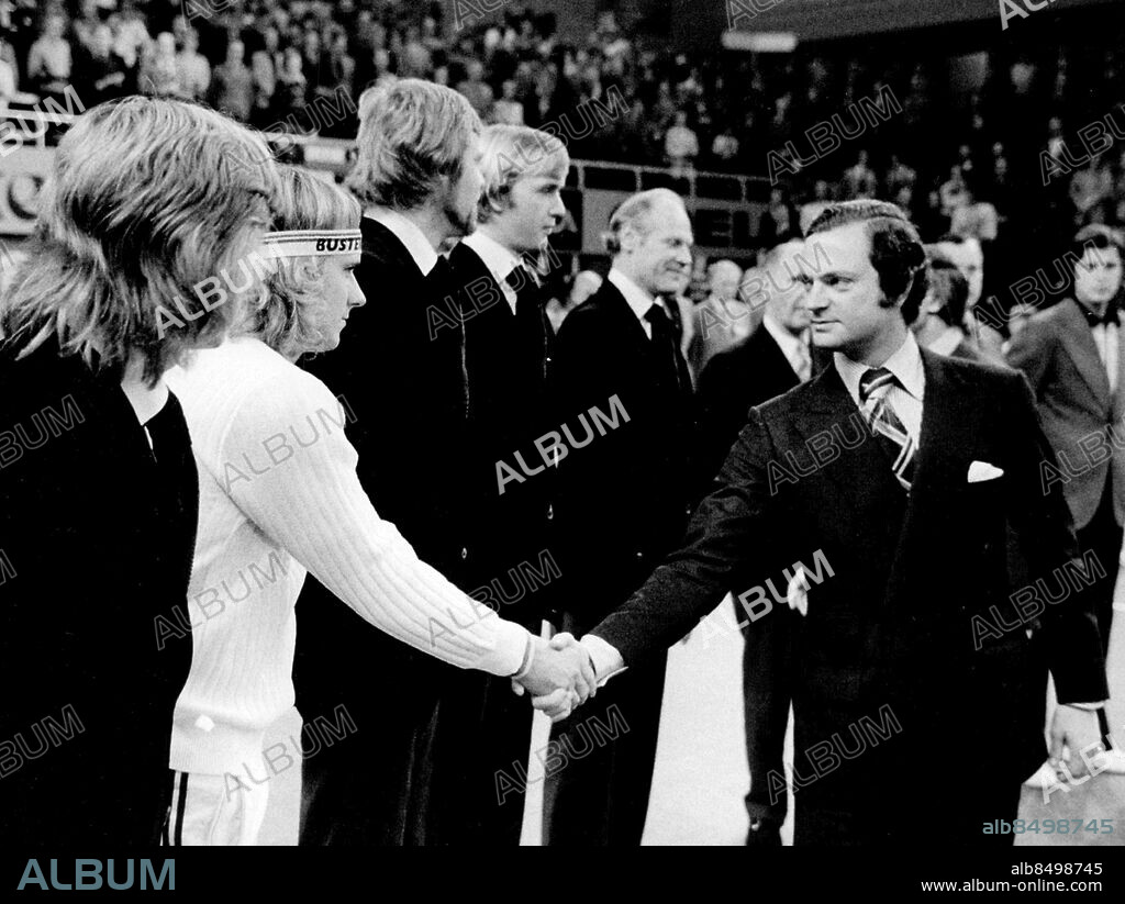 Stockholm 1975-12-19. Tennisspelarna Rolf Norberg, Björn Borg, Ove Bengtson, Birger Andersson och DC-coachen Lennart Bergelin hälsar på kung Carl XVI Gustaf i samband md finalen i Davis Cup mot Tjeckslovakien i Kungliga tennishallen . Foto: Lennart Nygren / SvD / TT / kod 12014.