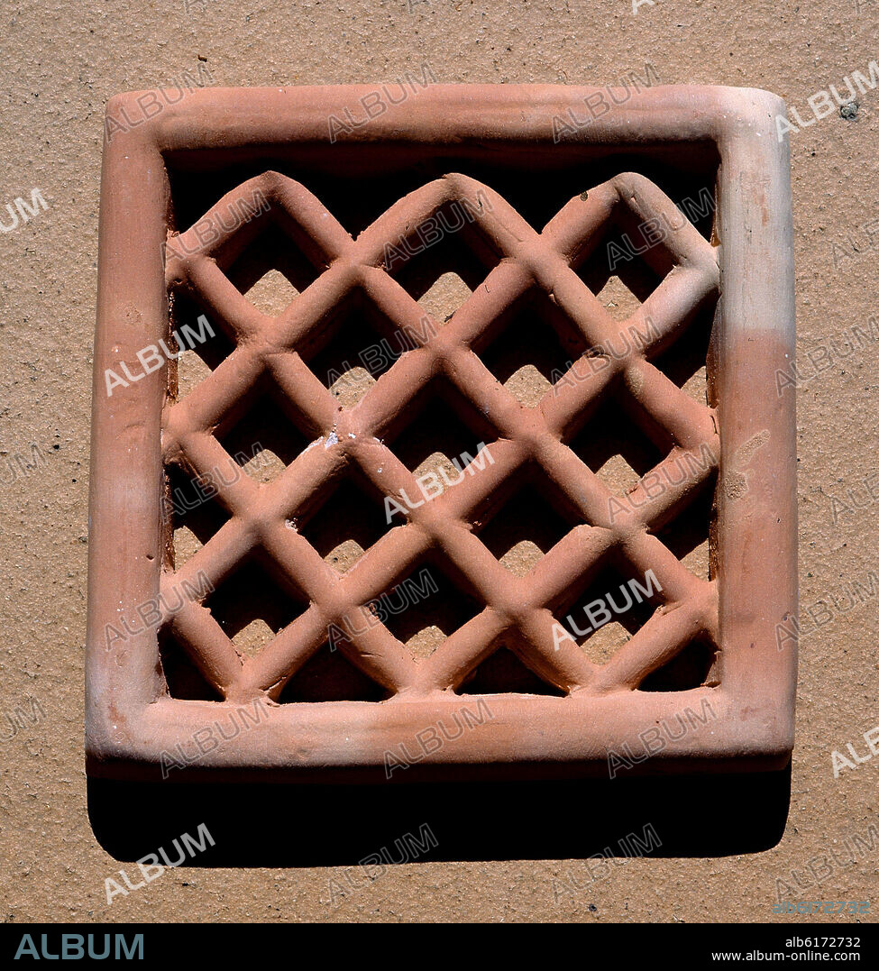BALDOSIN A MODO DE REJILLA O CELOSIA-CERAMICA.