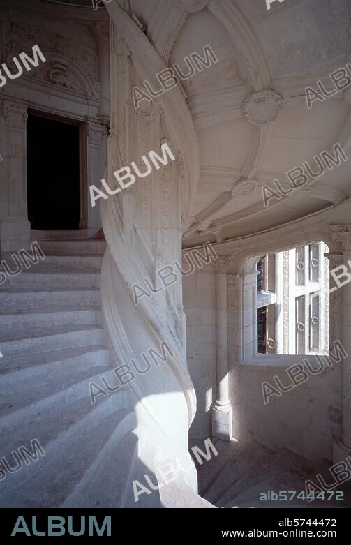 Blois (Loir-et-Cher), château, aile François Ier (aile nord ; constr. 1515-1525), escalier de tourelle (ouvert sur la cour, décoré avec les armoiries de François Ier et de son épouse Claude). Vue intérieure.