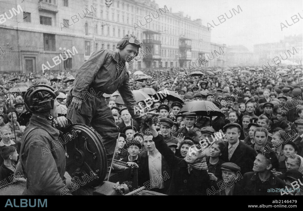 Victory parade in red square, moscow, ussr, june 24th, 1945, celebrating end of world war 2 in europe, moscow people greet soviet tank crew. 01/02/2013