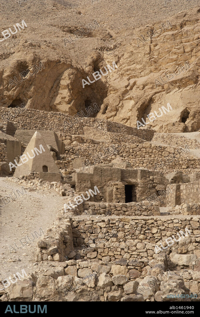 ARTE EGIPCIO. EGIPTO. VALLE DE LOS ARTESANOS. Vista general de los restos del poblado de "SET MAAT" (en egipcio), DEIR-EL-MEDINA (en árabe). Asentamiento de artesanos profesionales, constructores de las tumbas del Valle de los Reyes. Al fondo, las tumbas de la necrópolis de la aldea. Deir-El-Medina. Región tebana. Ribera occidental del río Nilo. Egipto.