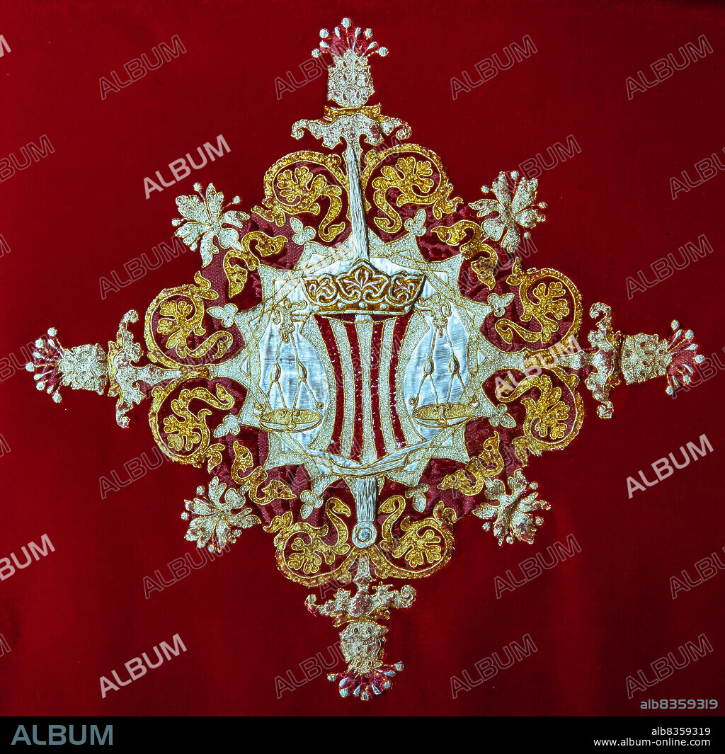 Escudo bordado en seda y terciopelo, del Ilustre Colegio de la Abogacía de Barcelona, siglo XIX.