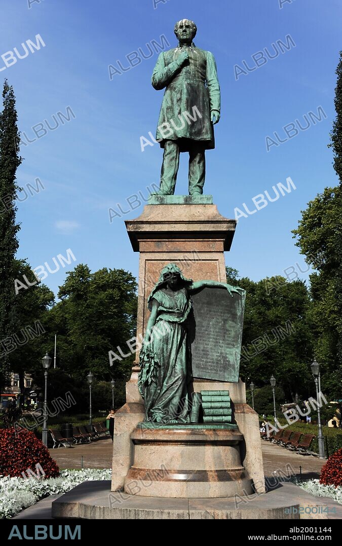 FINLANDIA. HELSINKI. Monumento dedicado a Johan Ludvig Runeberg (1804-1877), poeta nacional de Finlandia y autor del himno nacional finlandés Land Vårt (Nuestra Tierra). La estatua se encuentra en Esplanade Park .