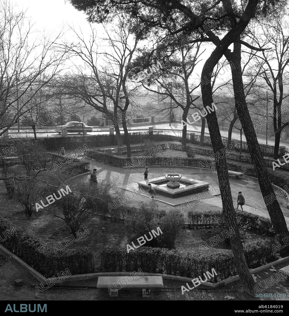 RAMPAS Y JARDINES DE LA CUESTA DE LA VEGA - FOTOGRAFIA EN BLANCO Y NEGRO - AÑOS 60.