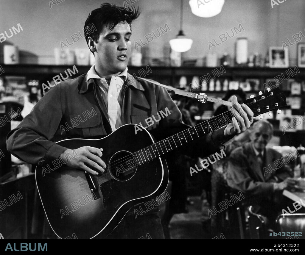 ELVIS PRESLEY en EL BARRIO CONTRA MÍ, 1958 (KING CREOLE), dirigida por MICHAEL CURTIZ. Copyright PARAMOUNT PICTURES.