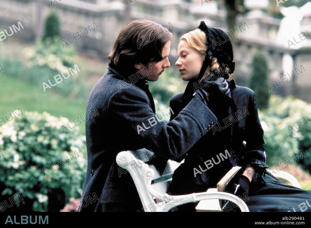 CHRISTIAN BALE y SAMANTHA MATHIS en MUJERCITAS, 1994 (LITTLE WOMEN), dirigida por GILLIAN ARMSTRONG. Copyright COLUMBIA PICTURES.