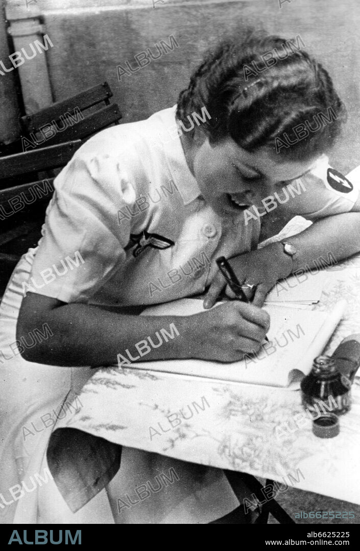 Women as Wehrmacht helpers on duty for the German Wehrmacht - here a news helper (so called "Blitzmädchen", lightning girl) of the signal corps in a white uniform with the lightning emblem on the arm. 07/10/1942
