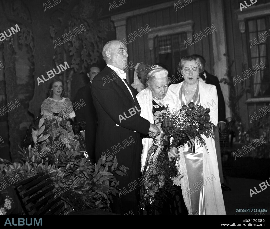 ARKIV 1938 . Selma Lagerlöf (1858-1940), författare. Blev 1909 den första kvinnliga Nobelpristagaren i litteratur. Här uppvaktas hon på sin 80-årsdag av operachefen John Forsell och dramatenchefen Pauline Brunius.. Selma Lagerlöf, Swedish Nobel prize winner in literature with operachief John Forsell and the head of the drama Theatre, Pauline Brunius.. Foto: TT / Kod 1900.