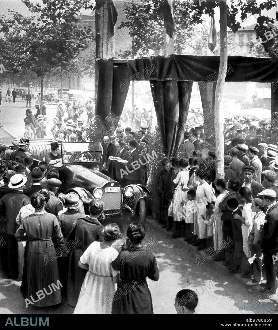 Julio 1921. Barcelona. La fiesta de Los "Chauffeurs". Bendición de los Automóviles, en el santuario de nuestra Señora del Carmen, en la fiesta Organizada por el montepío de san Cristobal.