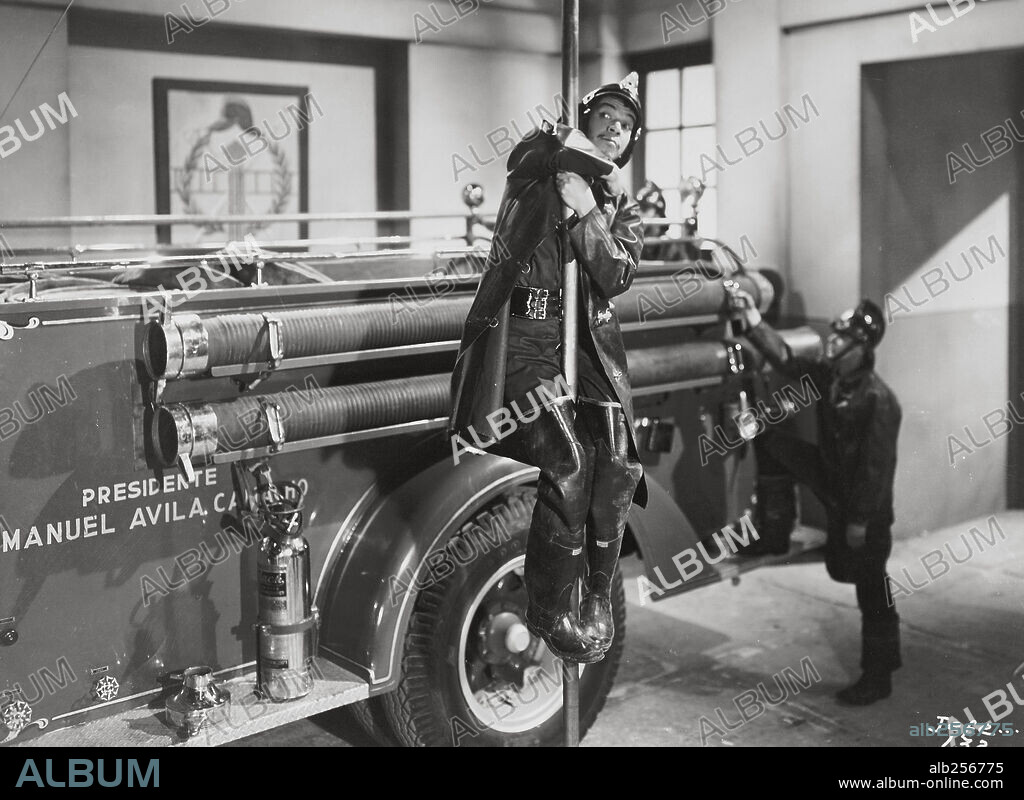 CANTINFLAS en EL BOMBERO ATÓMICO, 1952, dirigida por MIGUEL M. DELGADO. Copyright POSA FILMS, S.A.