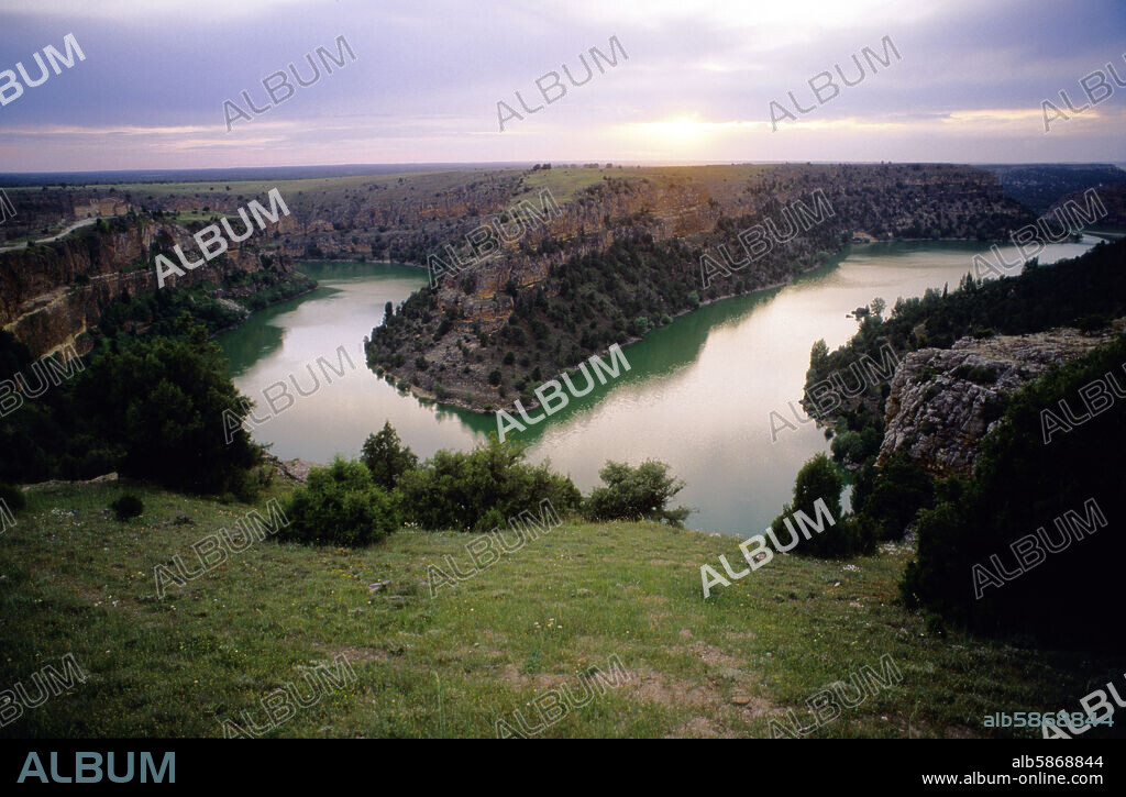 Sepúlveda; Parque Natural Hoces del Duratón; meandro del río Duratón al atardecer.