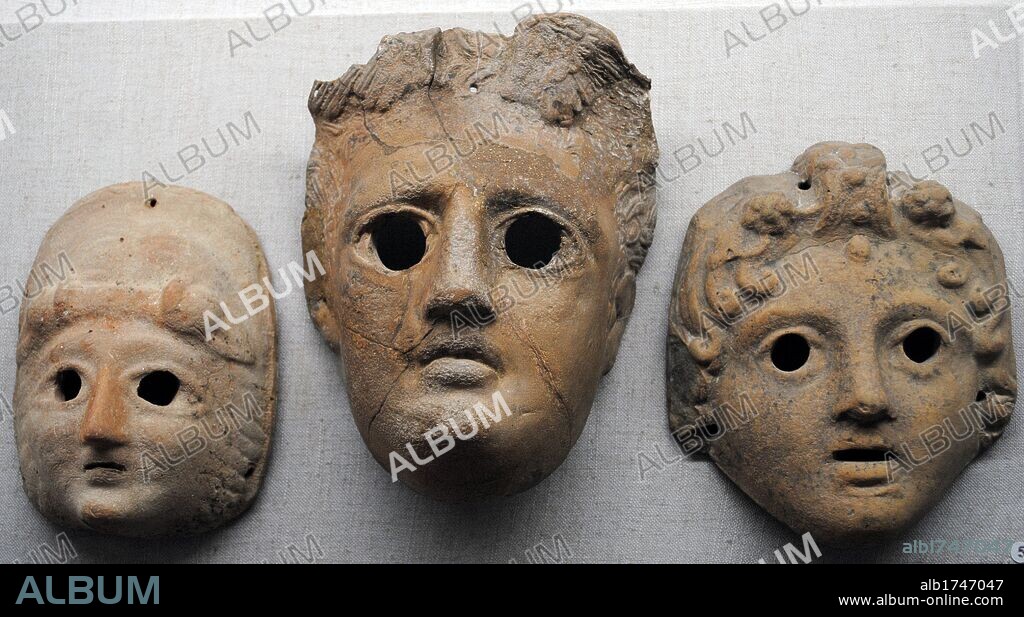 HISTORIA DEL TEATRO CLASICO. Detalle de tres máscaras teatrales realizadas en terracota. Museo Arqueológico de Kerch. República Autónoma de Crimea. Ucrania. Europa oriental.
