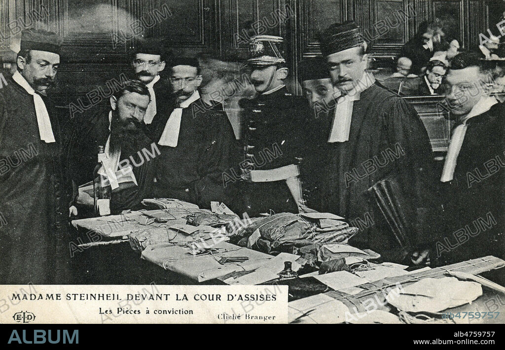 Madame Marguerite STEINHEIL (1869-1954) devant la Cour d'Assise. Les pieces a conviction. Photographie de BRANGER pour une carte postale de novembre 1909. credit : Collection IM/KHARBINE-TAPABOR.