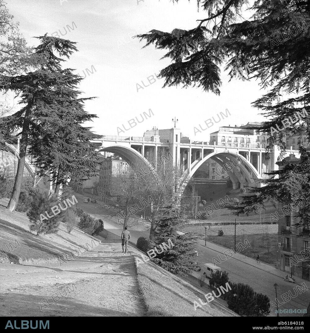 FRANCISCO JAVIER FERRERO LLUSIA (1891-1936). VIADUCTO REALIZADO ENTRE 1931 Y 1942 PARA SALVAR LA GRAN VAGUADA DE LA CALLE SEGOVIA - FOTOGRAFIA EN BLANCO Y NEGRO - AÑOS 60.