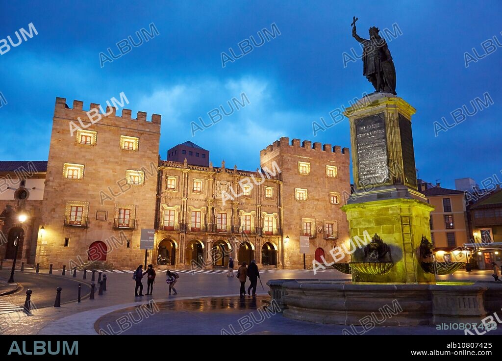 Revillagigedo Palace and ´Monumento a Pelayo´ sculpture, Plaza del Marques, Gijón, Asturias, Spain.