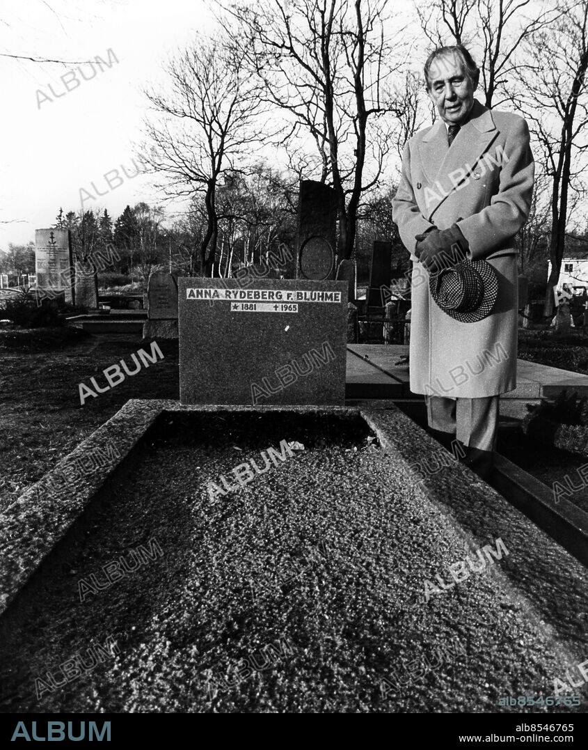 Göteborg 1982-12-16. Skådespelaren Georg Rydeberg besöker sin mors grav på Nya Varvets kyrkogård. "Här skall jag också en gång vila. Jag vill höra Älvsborgsfjorden klucka där jag vilar" *** Local Caption *** GP Söderboms pärm 1982. LARS SÖDERBOM.