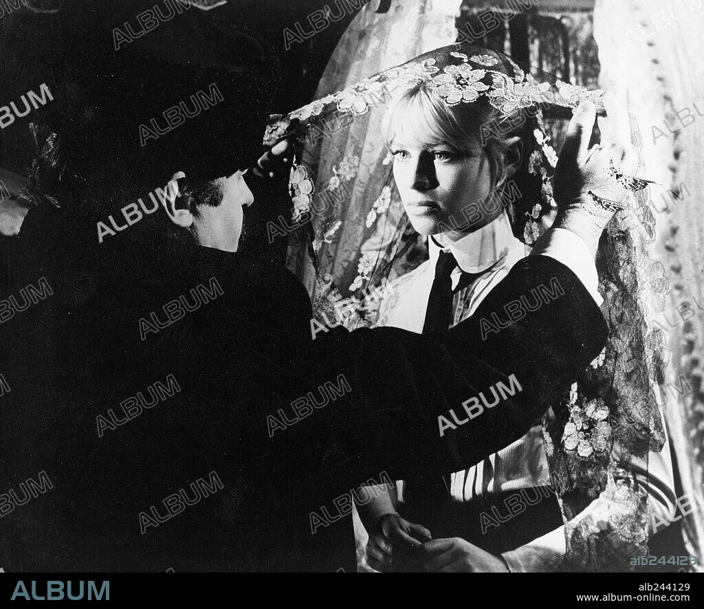 JULIE CHRISTIE and ROD STEIGER in DOCTOR ZHIVAGO, 1965, directed by DAVID LEAN. Copyright CARLO PONTI/MGM.