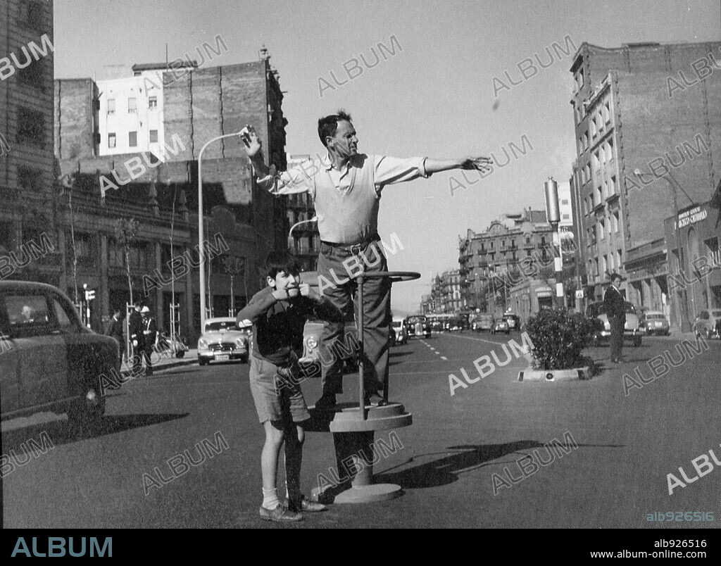 JOSE LUIS OZORES en EL CASCO BLANCO, 1959, dirigida por PEDRO BALAÑA, PEDRO BONVEHI y TONY SAYTOR. Copyright GENERAL ESPAÑOLA DE CINEMATOGRAFIA.