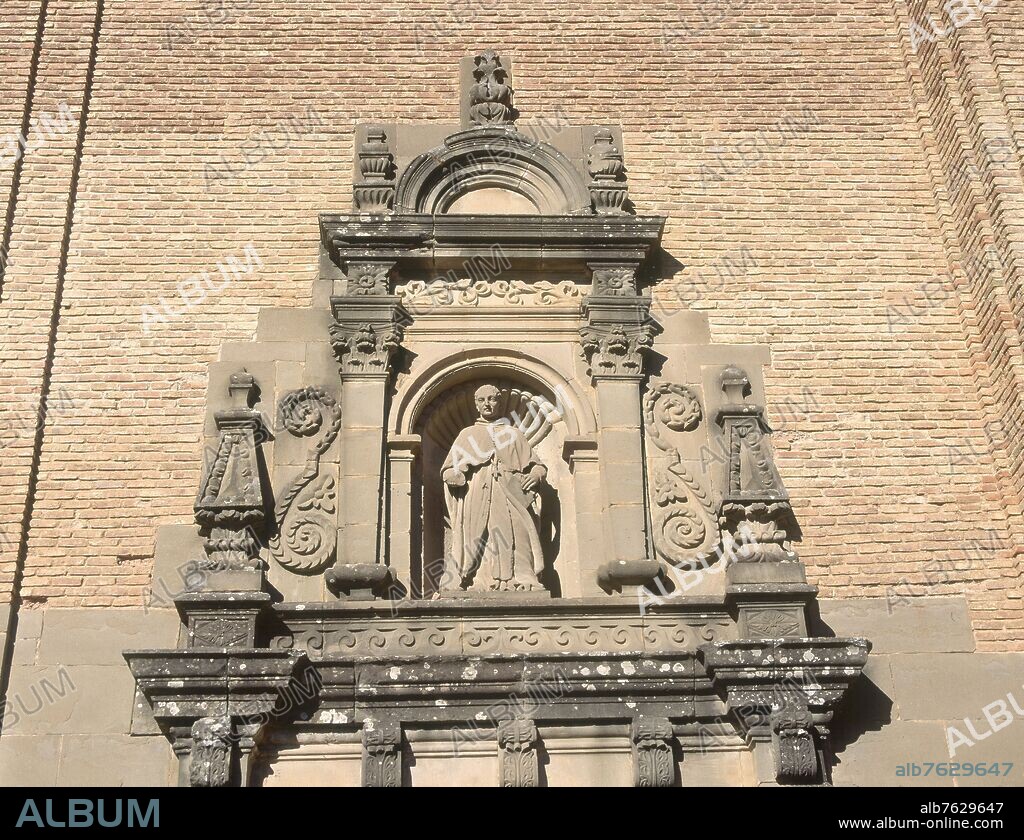 PEDRO ONOFRE ESCOL (ESCULTOR BARROCO). DET-PORTADA IZQUIERDA DE LA IGLESIA- HORNACINA CON LA ESCULTURA DE S BENITO- S XVIII - FOTO AÑOS 90.