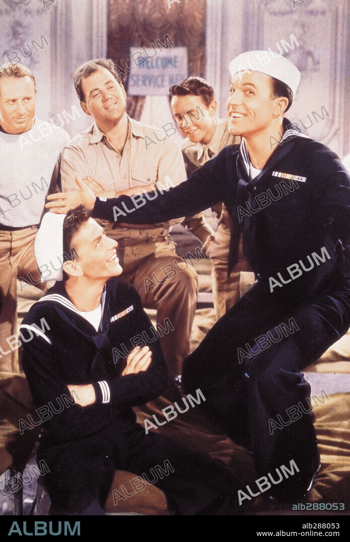 FRANK SINATRA y GENE KELLY en LEVANDO ANCLAS, 1945 (ANCHORS AWEIGH), dirigida por GEORGE SIDNEY. Copyright M.G.M.