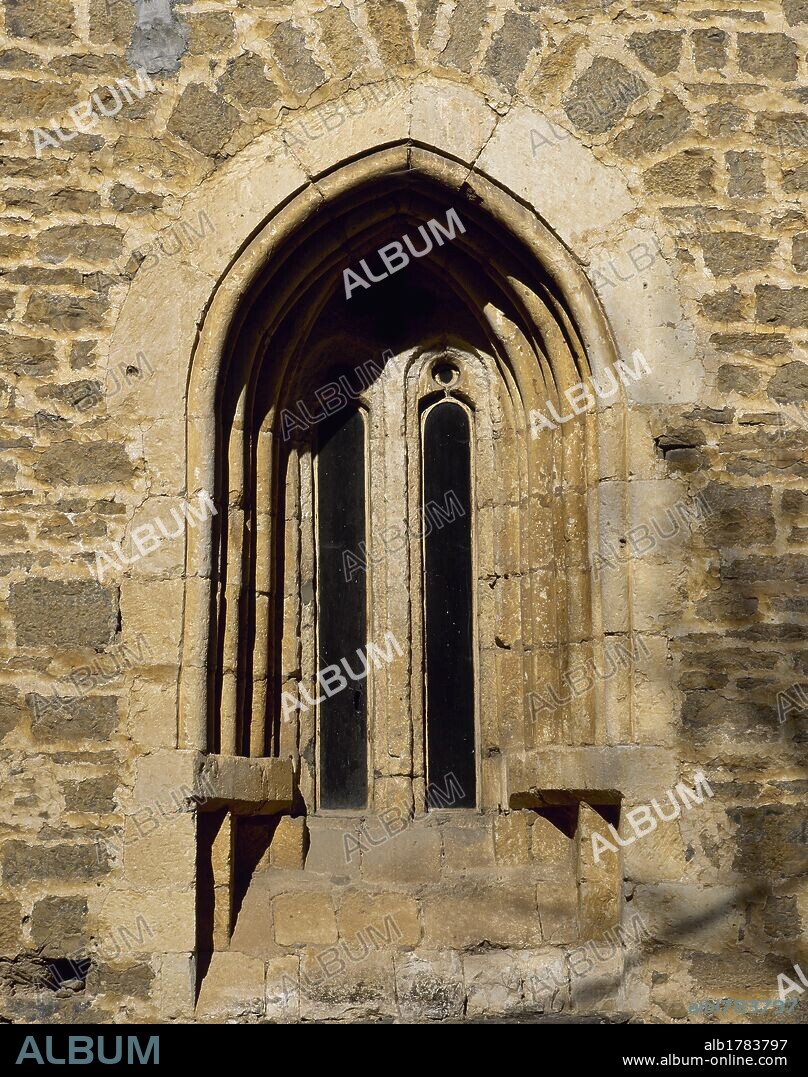 ARTE GOTICO. ESPAÑA. S. XIV. PALACIO DE LOS AYALA. Detalle de una VENTANA del torreón almenado que sobresale del conjunto. Está decorada con una secuencia de cuatro ARCOS APUNTADOS. QUEJANA (KEXAA). Provincia de Alava. País Vasco.