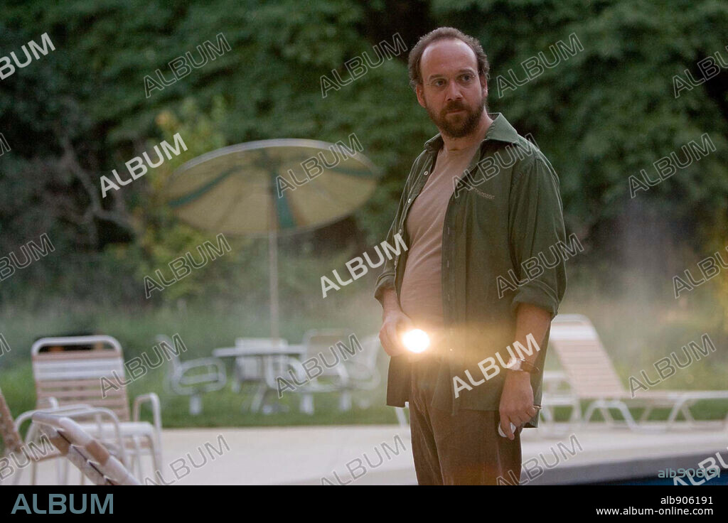 PAUL GIAMATTI en LA JOVEN DEL AGUA, 2006 (LADY IN THE WATER), dirigida por M. NIGHT SHYAMALAN. Copyright WARNER BROS. PICTURES / MASI, FRANK.