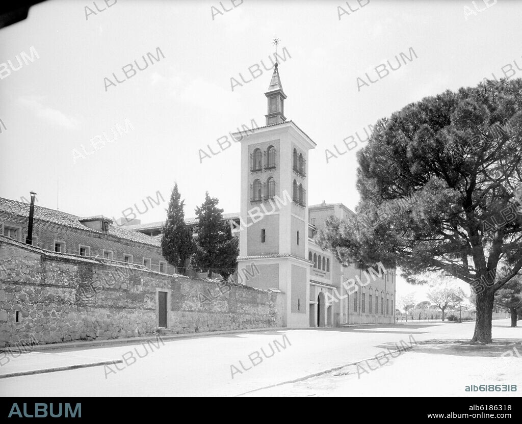 CONVENTO DE LOS PADRES CAPUCHINOS E IGLESIA DEL SANTO CRISTO DEL PARDO - 1638 - FOTOGRAFIA EN BLANCO Y NEGRO - AÑOS 60.