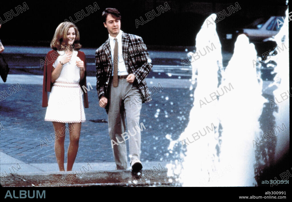 DREW BARRYMORE and EDWARD NORTON in EVERYONE SAYS I LOVE YOU, 1996, directed by WOODY ALLEN. Copyright MIRAMAX INT/SWEETLAND FILMS.