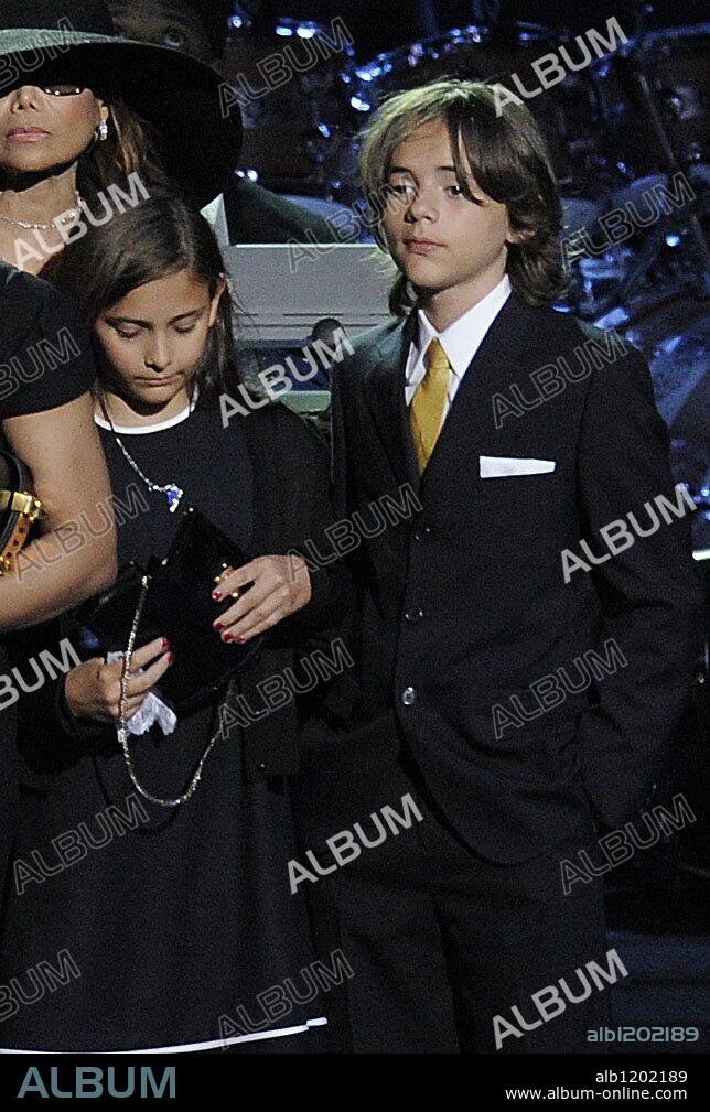 PARIS JACKSON and PRINCE MICHAEL JACKSON. Jul 07, 2009 - Los Angeles, California, USA - Michael Jackson's children, PARIS KATHERINE JACKSON (L) and PRINCE MICHAEL JACKSON (R) during the Jackson memorial service at Staples Center. (Credit Image: © POOL/ZUMA Press). 07/07/2009