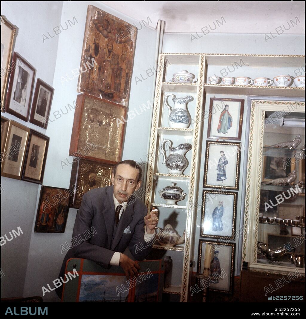 GONZALEZ RUANO, CESAR. ESCRITOR ESPAÑOL. MADRID 1902-1965. FOTO EN SU CASA, AÑO 1963.