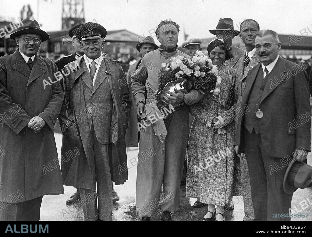 TYSKLAND BERLIN omkring 1930. Orig. bildtext... FIESELER GEWINNT DIE DEUTSCHE KUNSTFLUG-MEISTERSCHAFT. Nachdem bei den Vorkämpfen am 10. Juni die beiden Bewerber Fieseler und Achgelis gleiche Punktzahl in dem Pflichtübungen erreicht hatten, konnte am 11. Juni auf dem Tempelhofer Feld Gerhard Fieseler die Meisterschaft erringen. U.B.z. von links: Major Boetcher, Kapt. Christiansen, Gerhard Fieseler, Liesl Bach, Gerd von Hoeppner und von Kehler, der Präsident des Aero-Club. Foto: Scherls Bilderdienst / AB Text & Bilder / SVT / Kod: 5600 Mapp: Fieseler, Gerhard G Fieseler, 1896-1987, tysk flygare och flygplanskonstruktör. Vinnare Segrare Buketter persons: GERD VON HOEPPNER;RICHARD VON KEHLER;LIESL BACH;GERHARD FIESELER sites: BERLIN;TYSKLAND PhotoDate:193?-??-??.