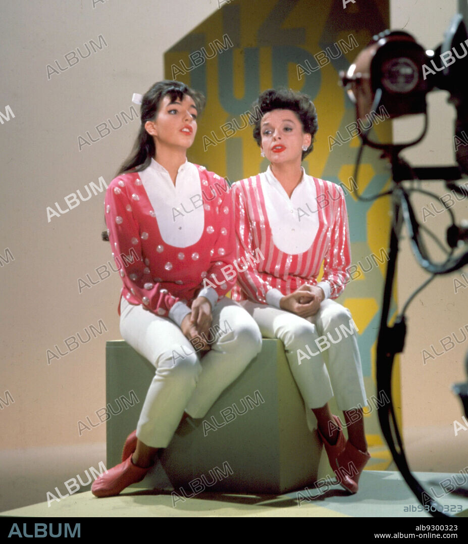 JUDY GARLAND and LIZA MINNELLI in THE JUDY GARLAND SHOW, 1963, directed by BILL HOBIN. Copyright CBS TELEVISION NETWORK.
