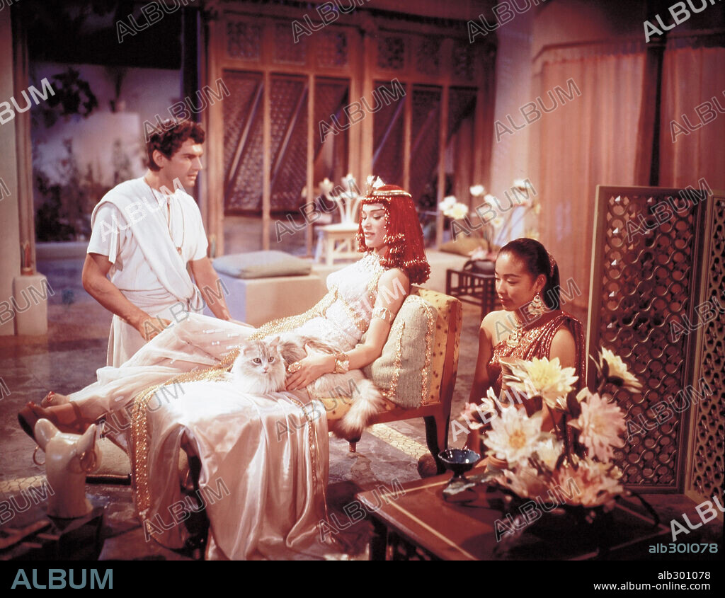 BELLA DARVI y EDMUND PURDOM en SINUHE EL EGIPCIO, 1954 (THE EGYPTIAN), dirigida por MICHAEL CURTIZ. Copyright 20TH CENTURY FOX.
